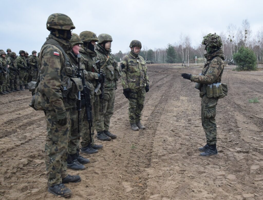 Płk rez. dr Izabela Wlizło jako dowódca wielonarodowego batalionu Grupy Wyszehradzkiej (V4) – stawianie zadań żołnierzom polskim, czeskim, słowackim i węgierskim na poligonie