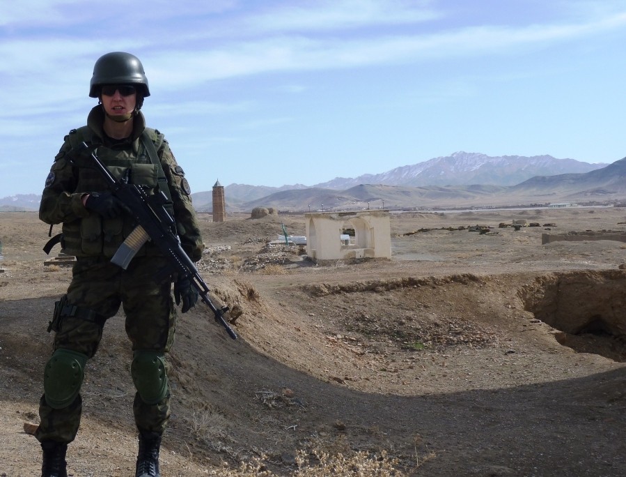 Płk rez. Dr Izabela Wlizło w pełnym wyposażeniu bojowym w Afganistanie – doświadczenie w planowaniu, szkoleniu i mentoringu w Polskim Kontyngencie Wojskowym