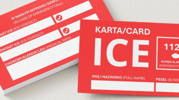 Wizualizacja dwóch czerwonych kart z wyraźnymi napisami „KARTA ICE” oraz „W NAGŁYM WYPADKU”, leżących na jasnym tle